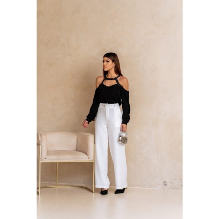Blusa ombro amostra crepe, com decote em pedrarias