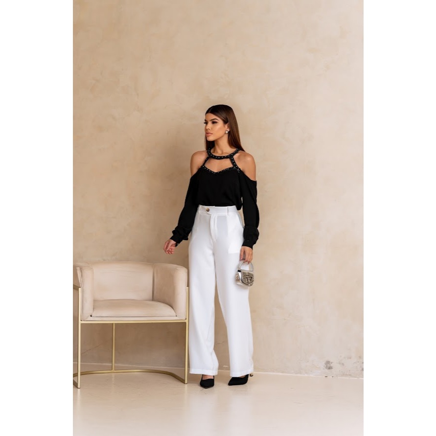 Blusa ombro amostra crepe com decote em pedrarias fechamento nas costas com botão