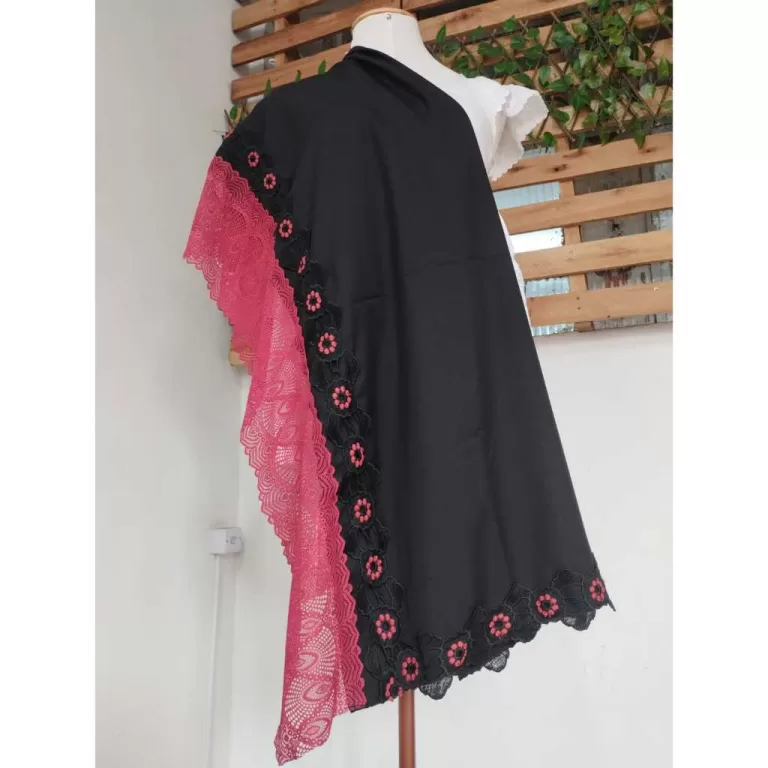 Pano da costa preto com vermelho e detalhes em ren