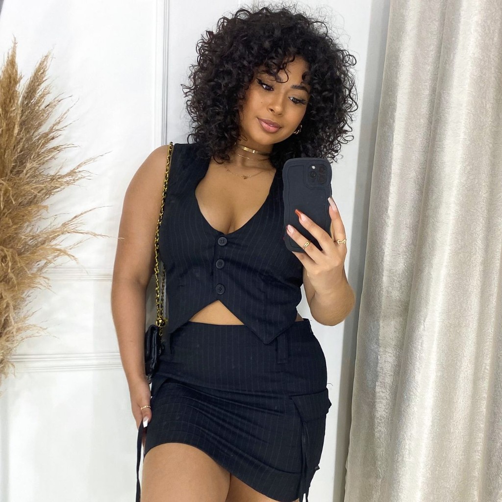 Conjunto Alfaiataria Femino de Saia Curta e Colete Risca de Giz