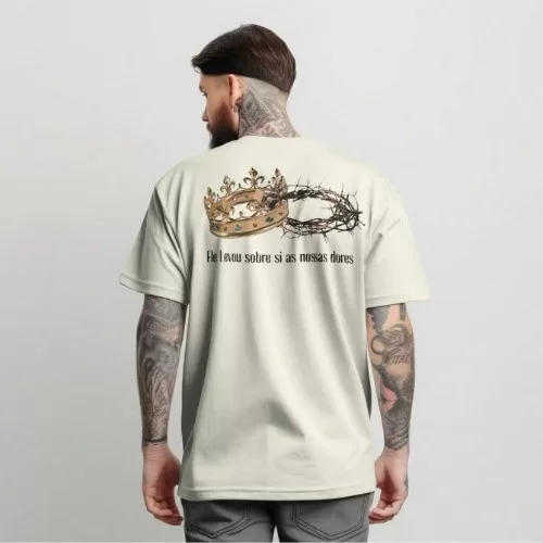 Camiseta Básica Religiosa Ele levou sobre si as n