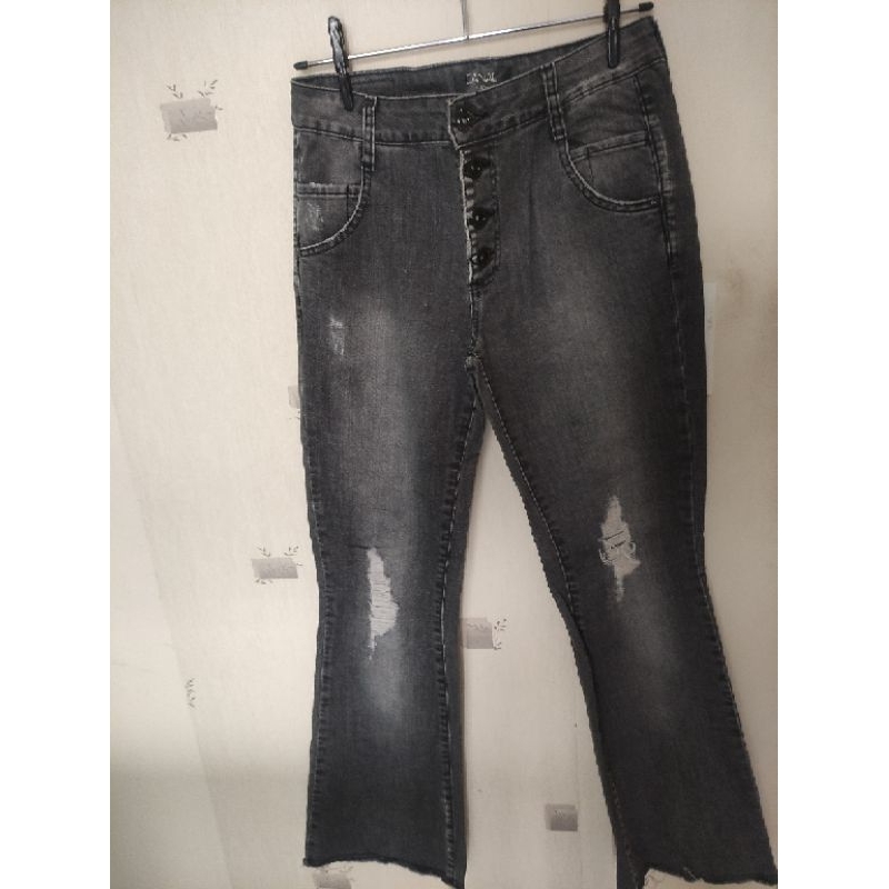 CANAL CALÇA JEANS TAM 40( 42) 70,00ALTURA 1,03CM
CINTURA ATE 44CM
COM STRACH
GANCHO MEDIO 28CM