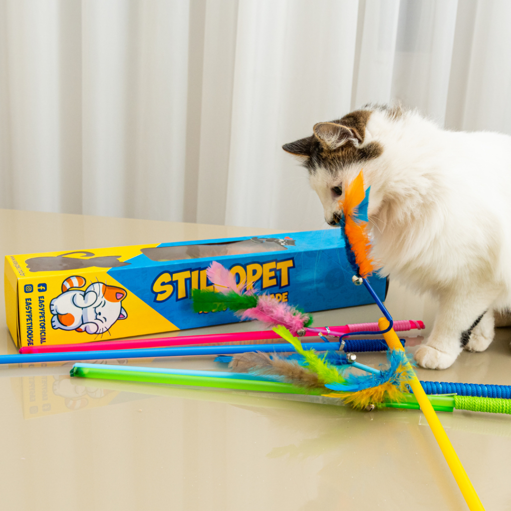 Varinha Interativa para Gatos 47cm – Penas Coloridas com Guizo 1 Unidade