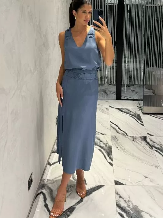 Conjunto de Saia e Blusa com Detalhes em Botão e 