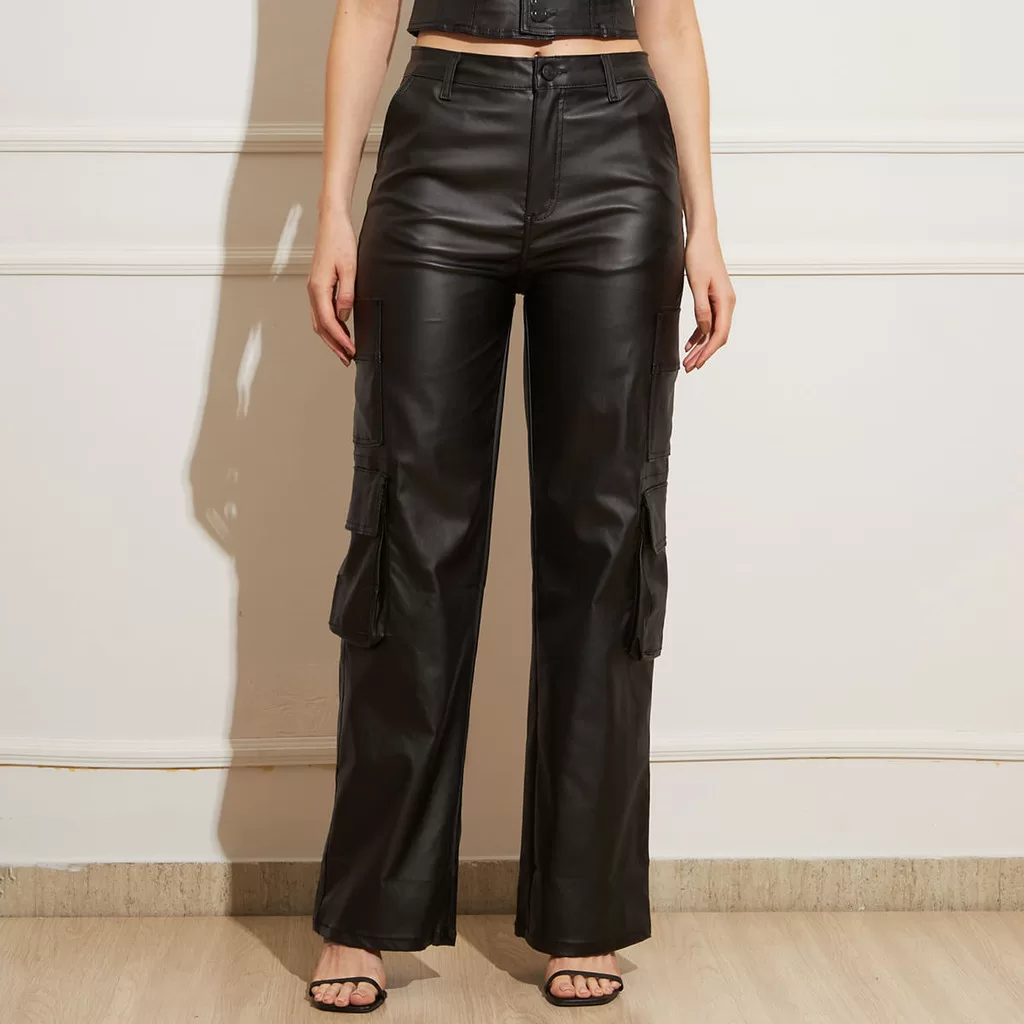 Sawary Calça Feminina Reta Couro Ecológico Resinada Bolsos Laterais Fechamento em Zíper e Botão Pret