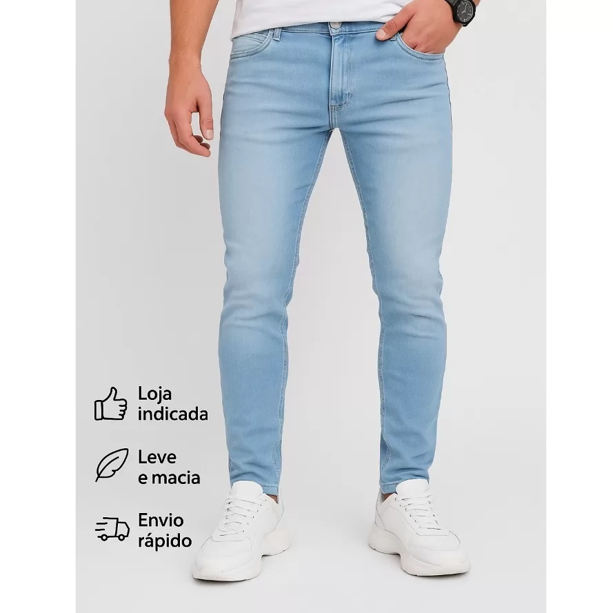 Calça jeans skinny masculina, em denim azul claro, modelo básico slim fit, calça de moda casual