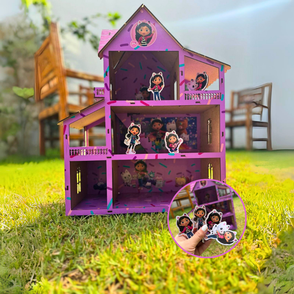 Casa Boneca Temática Gabby Casa Magica Adesivada 43x33cm  Acompanha Totem