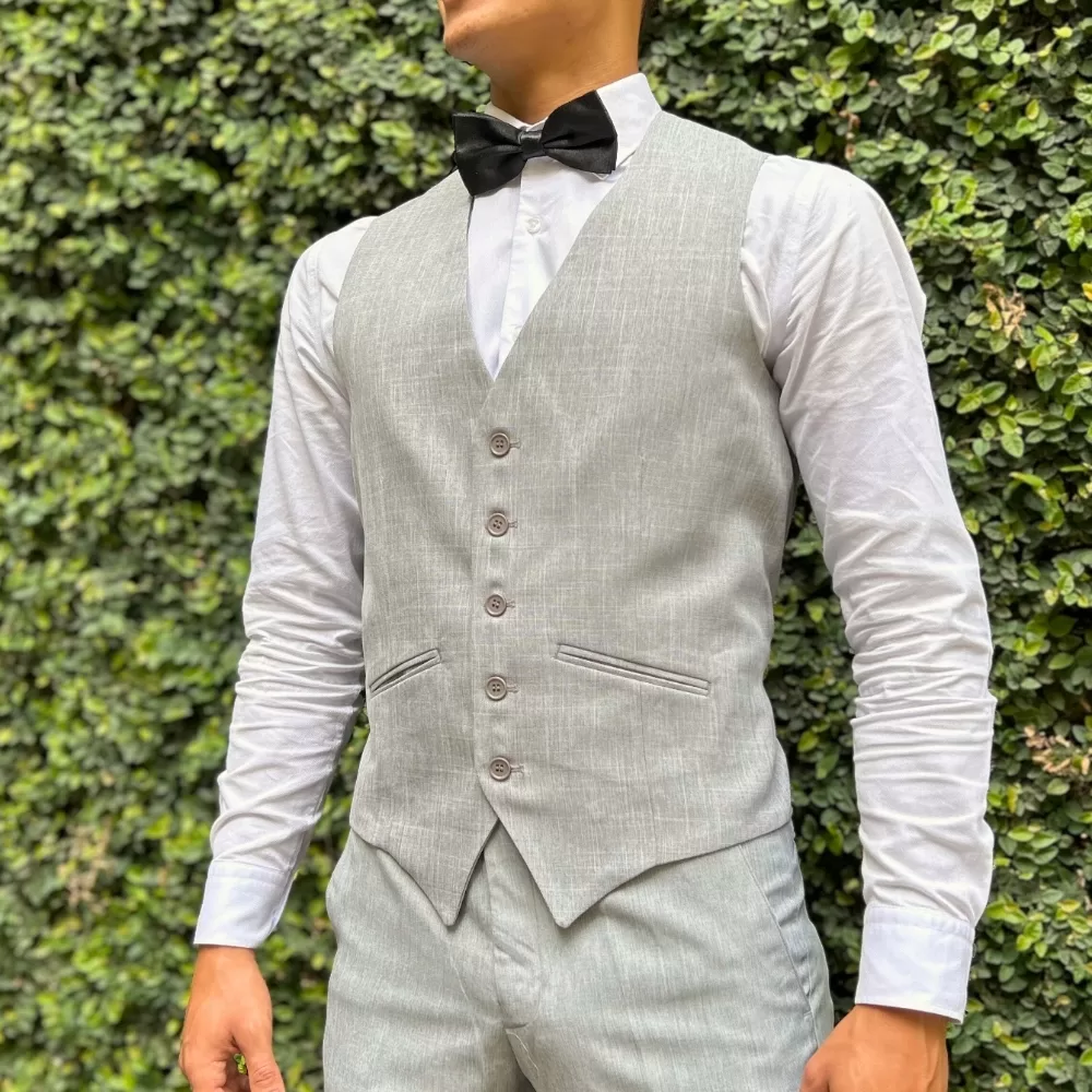 Colete Social Alfaiataria Masculina em tecido microfibra com textura tipo linho na cor Cinza Claro.