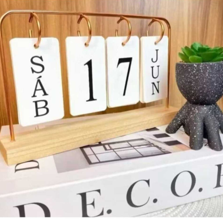 Calendário de Mesa Decorativo com Plaquinhas Pret