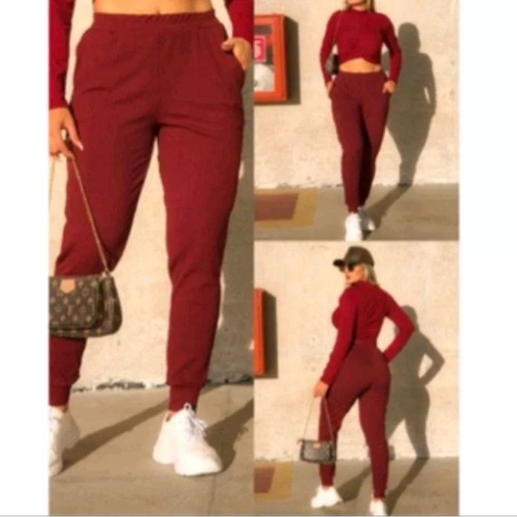 Calça jogger canelada com bolso lateral