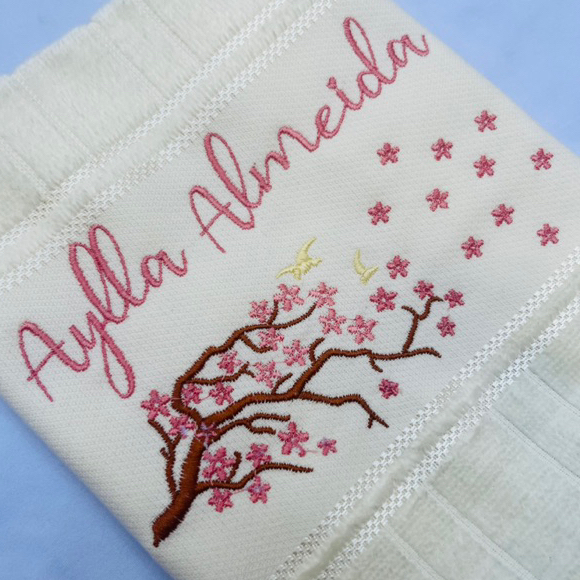 Toalha Bordada Personalizada Flores Galho com Nome