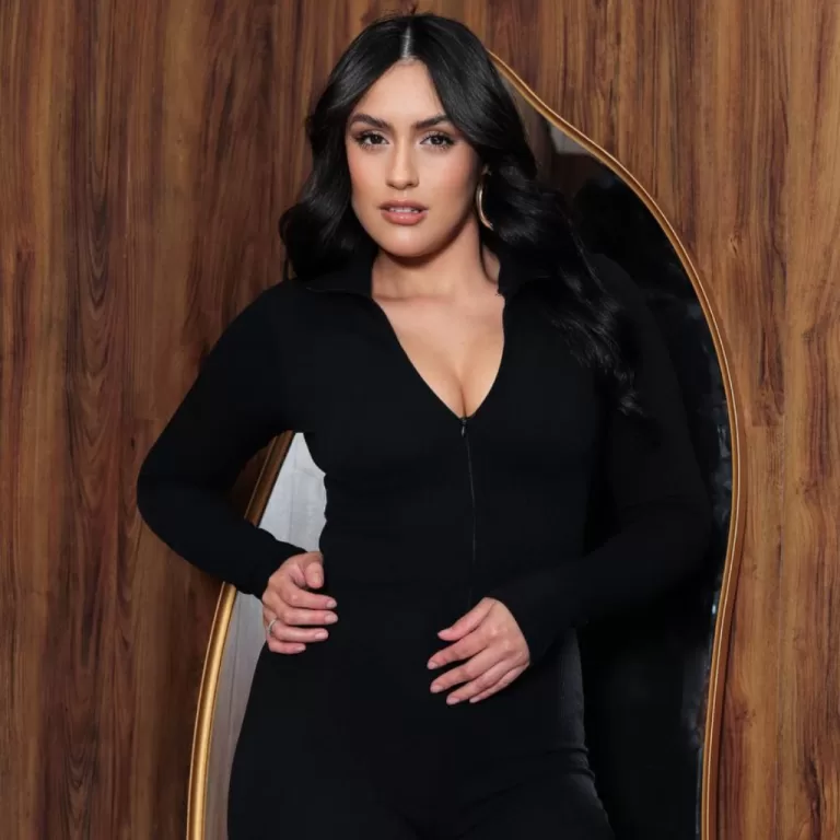 Macacão Virgínia Manga Longa Preto com Zíper Ca