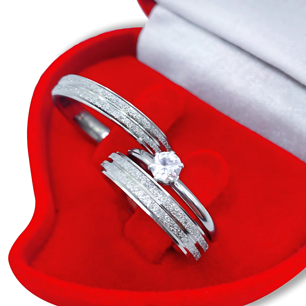 Aliança de Namoro Par Compromisso com Solitário e Caixa de Veludo Noivado Diamantada Aço Inox Prata