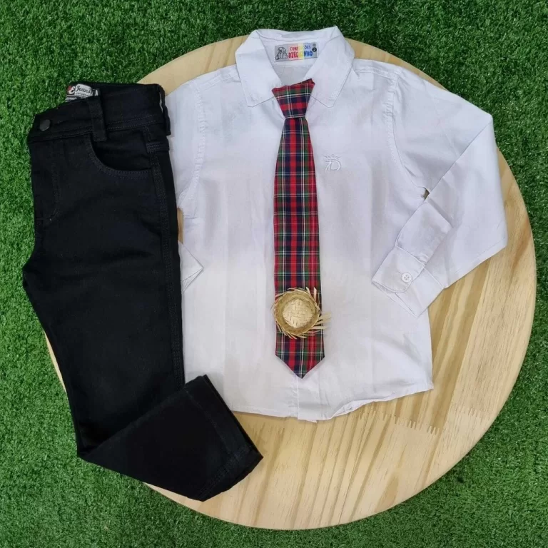 Calça Preta com Camisa Longa Branca e Gravata Jun