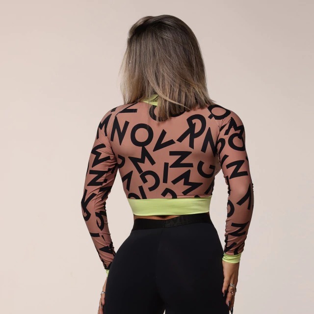 CROPPED CARMEL MANGA LONGA LETTERS EXCLUSIVO