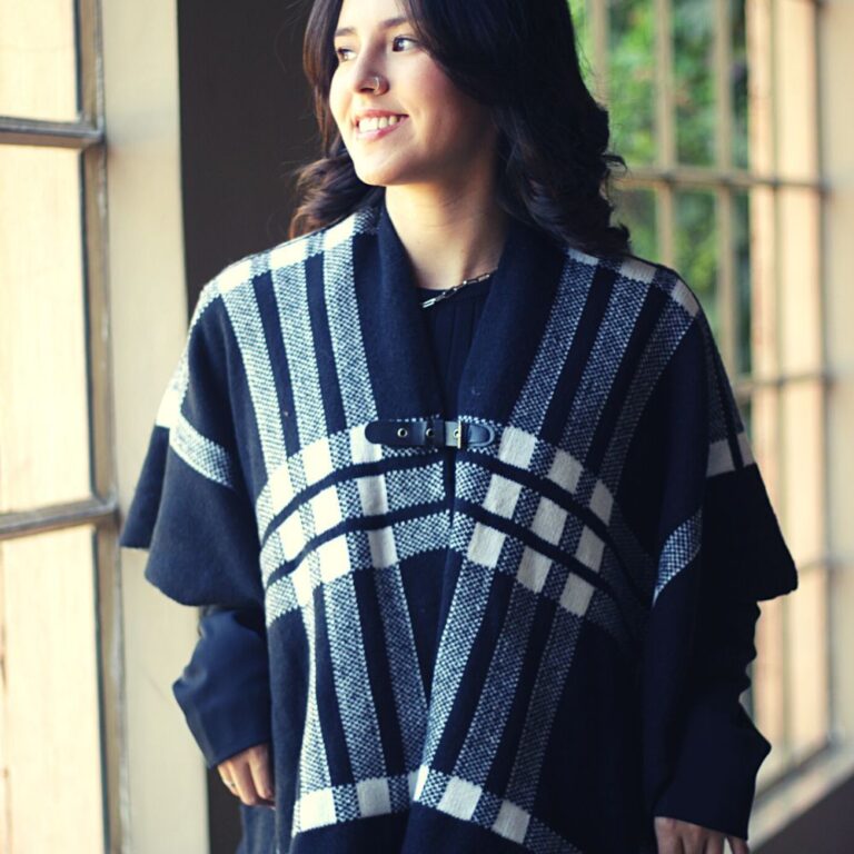 Poncho 100% Acrilico Pto/Bco com cinto 130 x 130 C