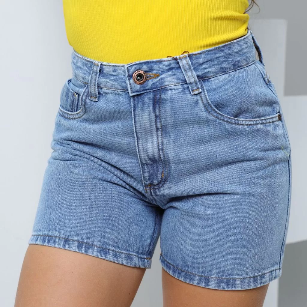 Short Bermuda Mom Jeans Feminina Cintura Alta Lavagem Clara Comfort Bolso Traseiro Frontal