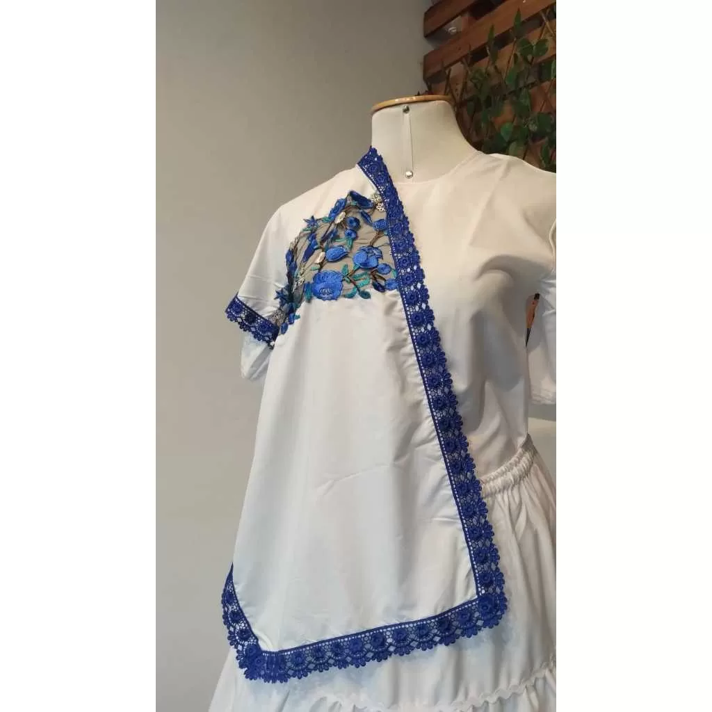 Pano da cabeça Branco com detalhes floridos e renda azul GP47