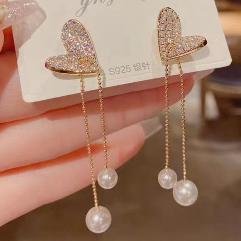 As agulhas de prata estão cheias de brincos de pérola em forma de coração, brincos femininos, borlas
