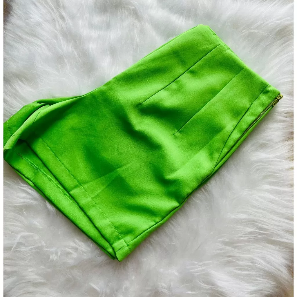 Short Alfaiataria Feminino com Bolso e Ziper na lateral elegancia e tendencia.