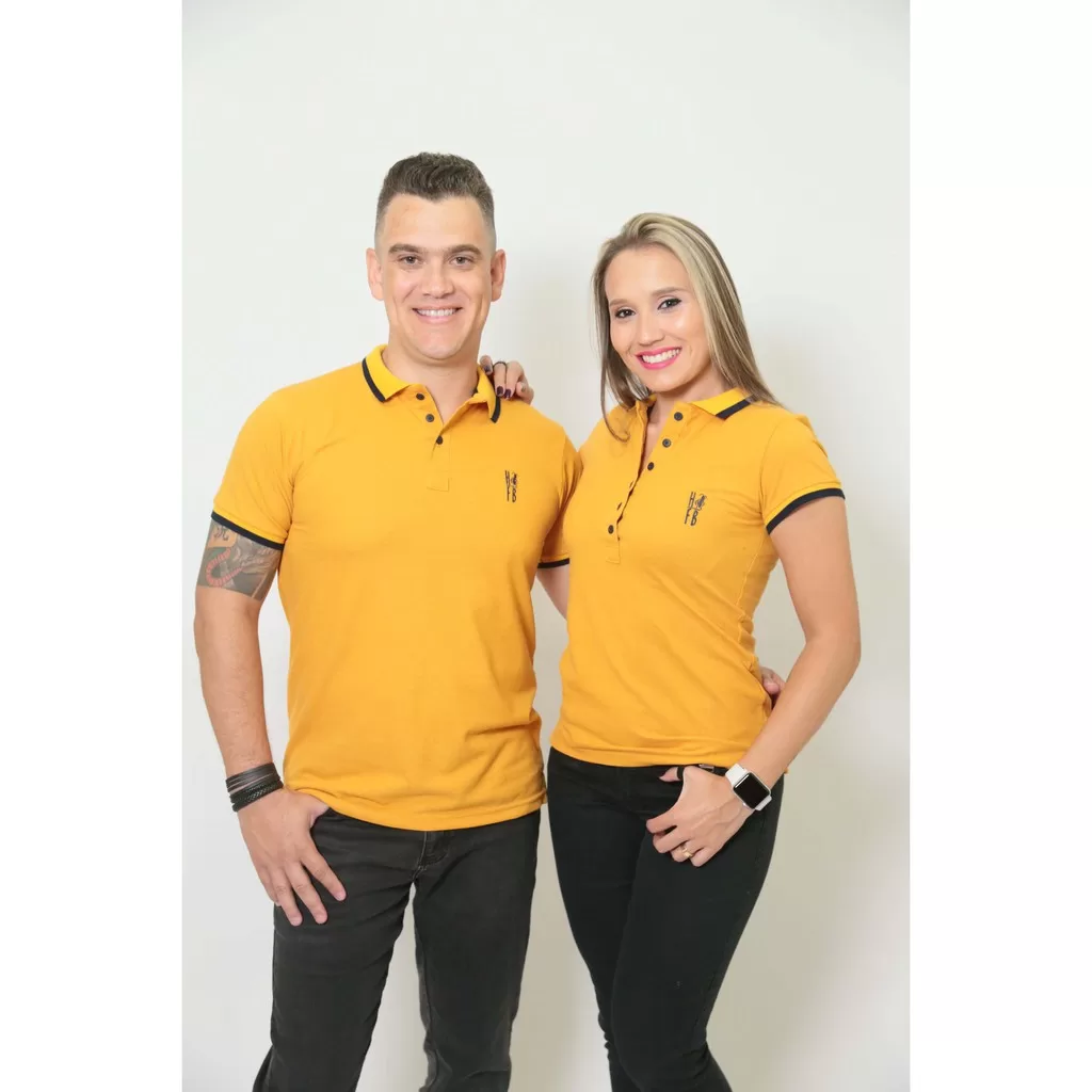 NAMORADOS > Kit 02 Peças Camisas Polo Masculina + Feminina Mostarda [Coleção Namorados]
