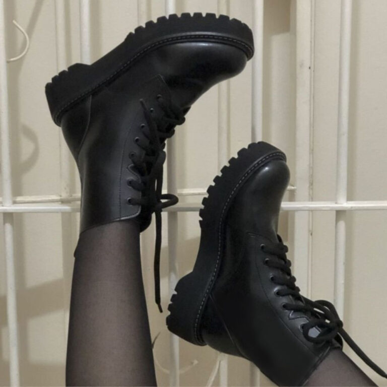 Bota de cano curto Coturno Tratorado Blogueiras Fe