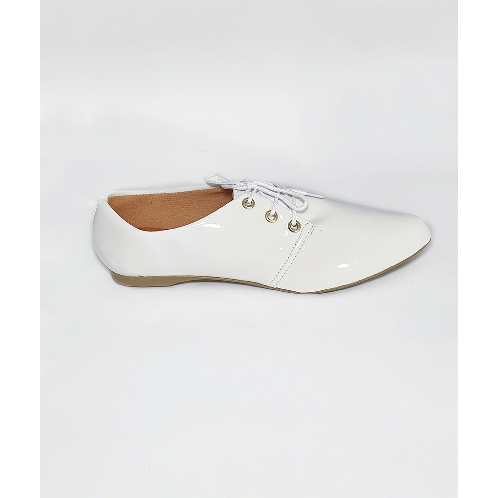 Tênis Oxford helena verniz feminino bico fino estilo casual moda dia a dia.
