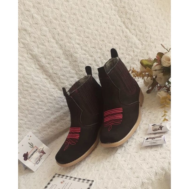 Botina Feminina nobuck café florão rosa solado p