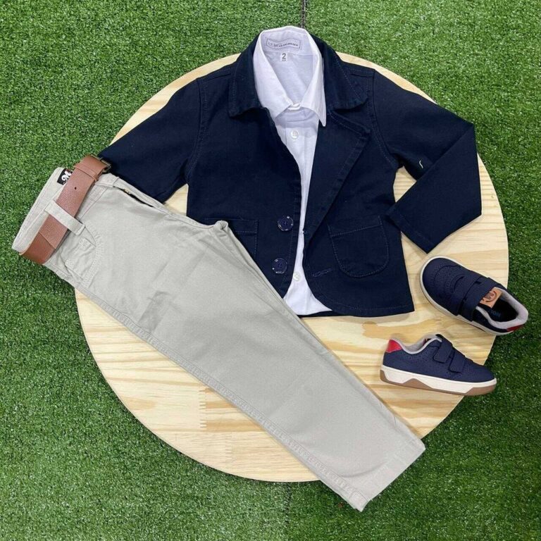 Calça Nude com Camisa Branca e Blazer Azul Marinh