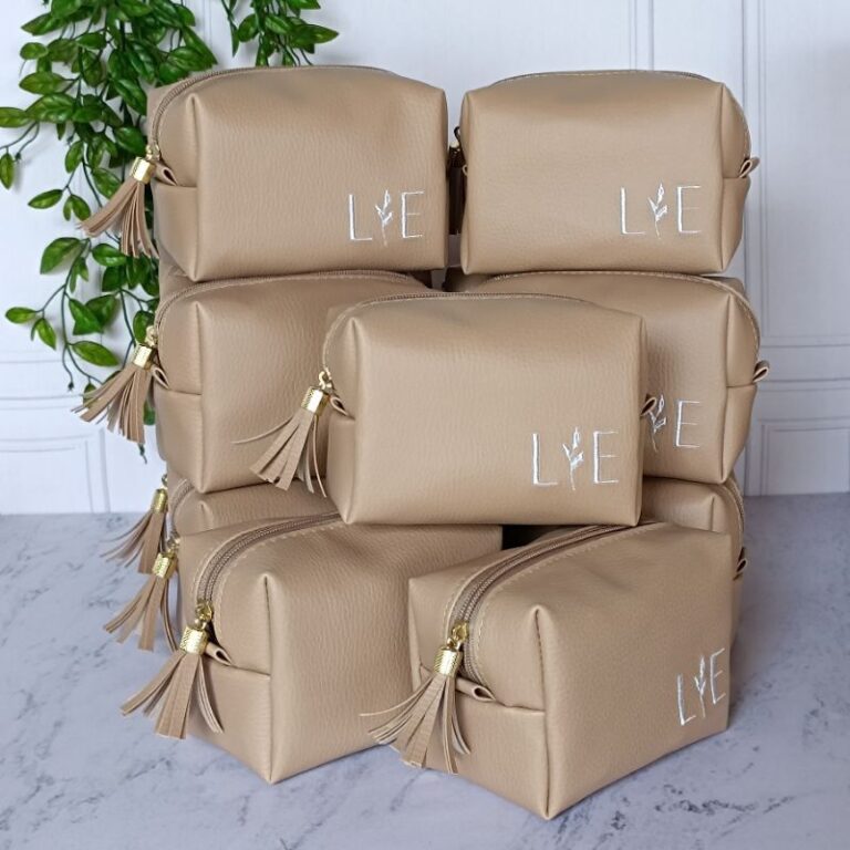Necessaire personalizada em couro sintético lembr