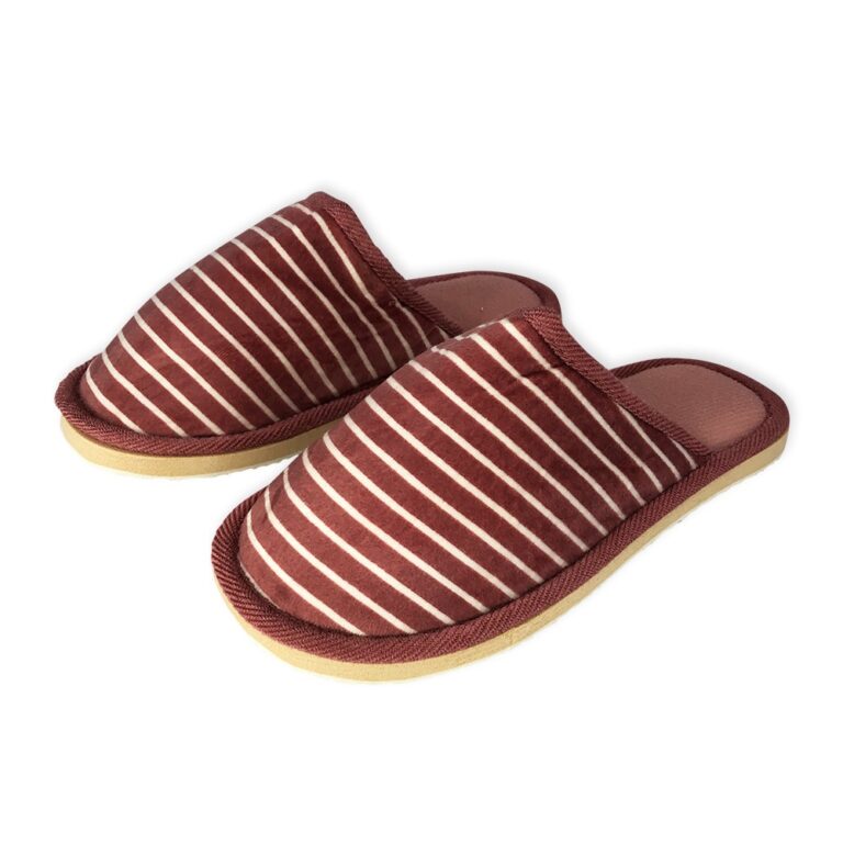 Conforto com Estilo: Pantufa Feminina com Listras 