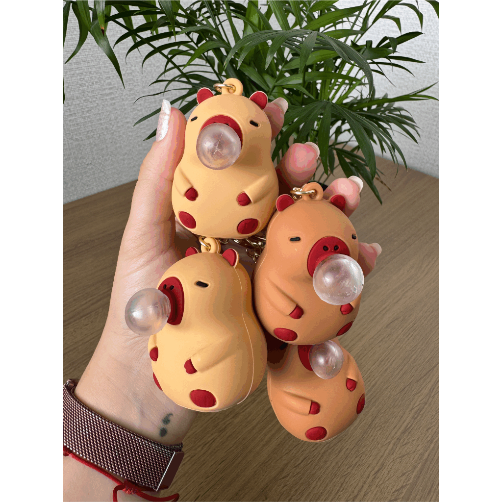 Chaveiro fofinho de capivara capivarinha com bolinha de apertar