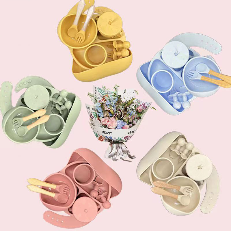 NOVO  Talheres bebê silicone 8 Peças kit Talheres Infantil Com Ventosa Canudo Colher Babador Garfo