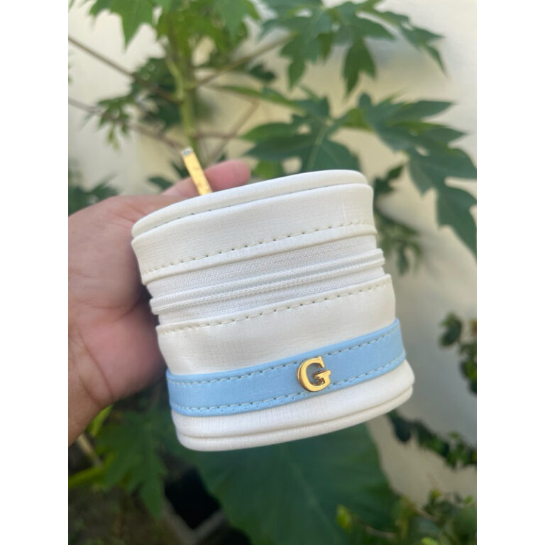 Porta chupeta COM 1 ou 2 INICIAL DOURADA