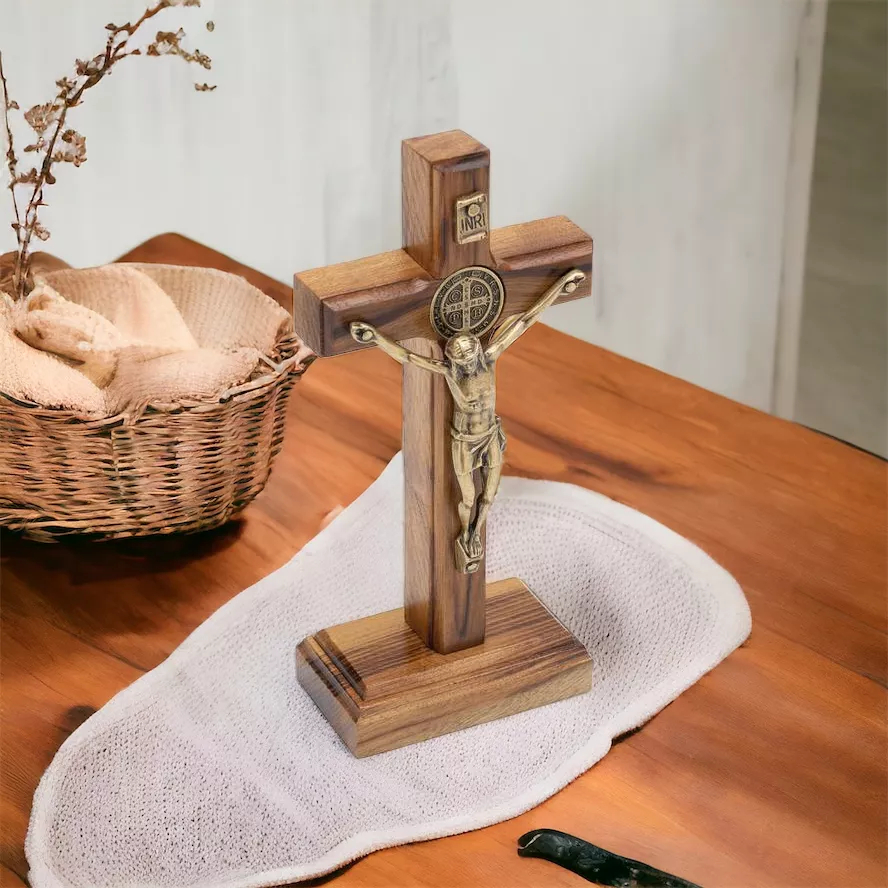 Crucifixo de Madeira com Medalha de São Bento para Mesa e Parede 9 cm 12 cm 17 cm