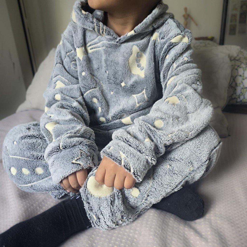 conjunto pijama com capuz micro soft  fleece brilha no escuro infantil