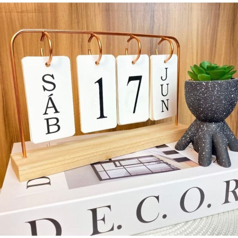 Calendário de Mesa Decorativo com Plaquinhas Pret