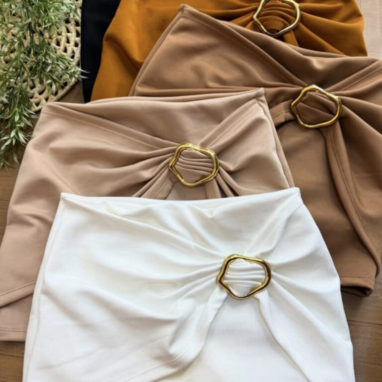Short Saia Feminino com Detalhe de Fivela  Cintura