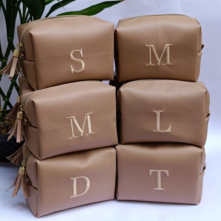 Necessaire personalizada em couro sintético lembr