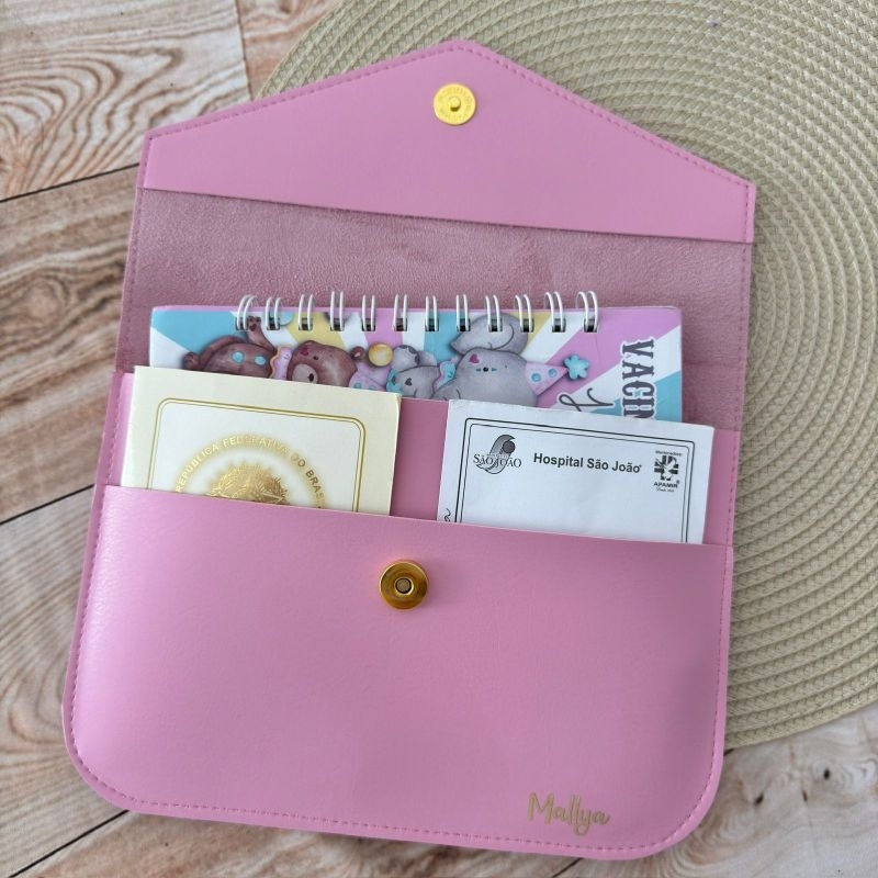 Capa para caderneta de vacinação/Porta doc. em sintético (CABE CADERNETA COM ESPIRAL/PERSONALIZO COM