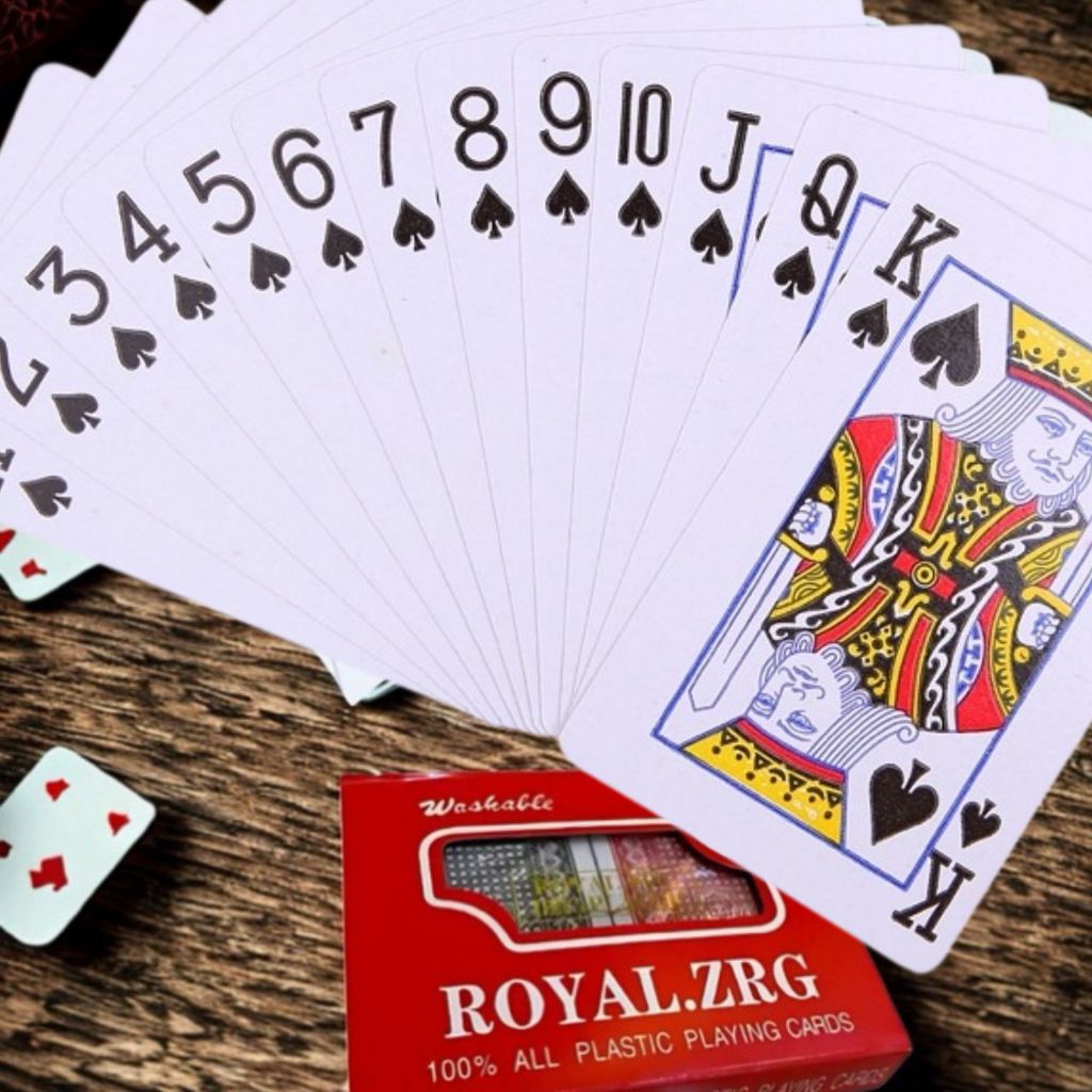 Estojo com 2 Baralhos 100% Plástico Resistente a água Jogos diversos Naipes Tradicionais – 2 cores
