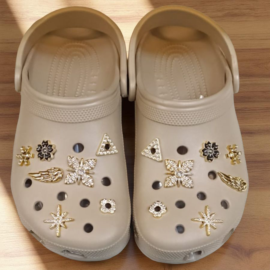 BABUCHE SANDÁLIA RASTEIRA PINGENTES ALEATORIOS 10 TOTAL BRILHO PINS CONFORTÁVEL  BOTTONS PINGENTES B