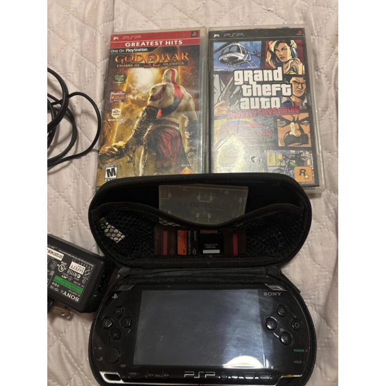 PSP SONY COM 2 DISCOS E 4 CARTÕES COM JOGOS