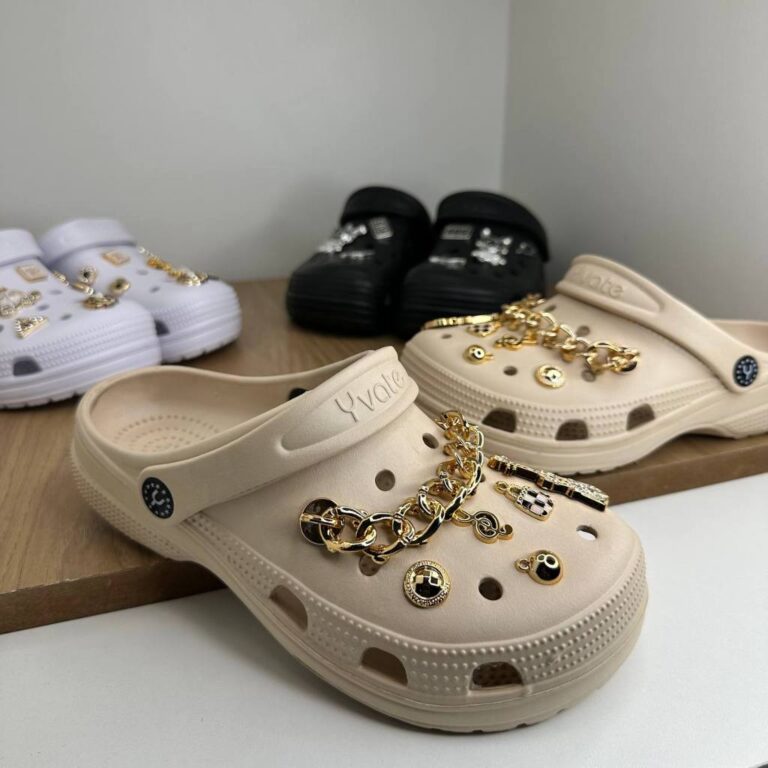 Babuche Yvate 02 Unissex com Pins Apliques Exclusi