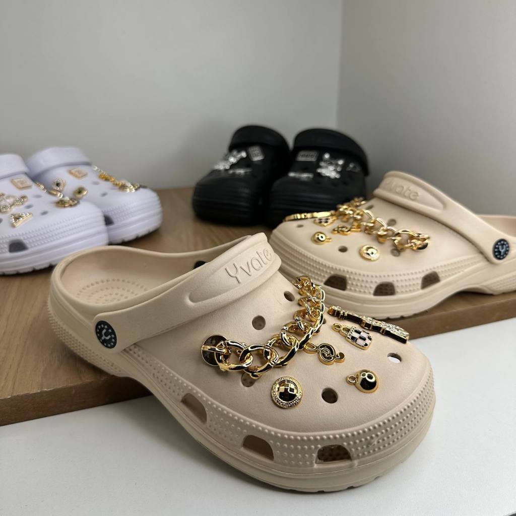 Babuche Yvate 02 Unissex com Pins Apliques Exclusivos Conforto Preto Bege Branco