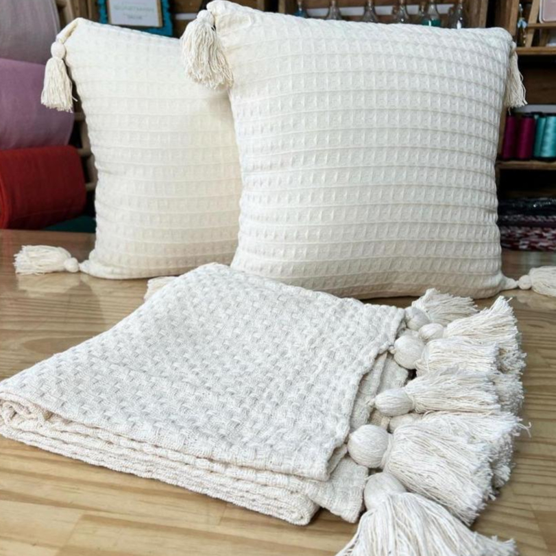 Kit Pompom Peseira Completo Para Cama Sofá ( Peseira + Capa De Almofada ) Decorativa