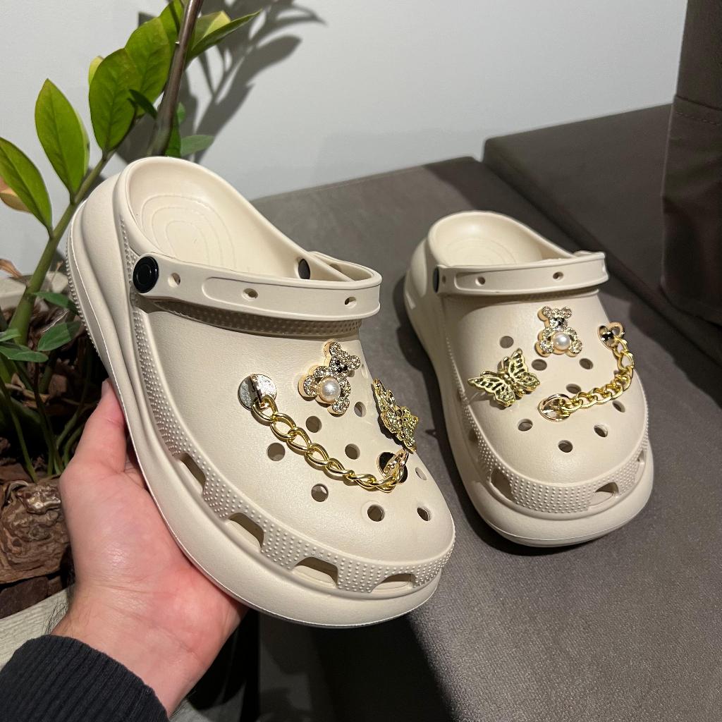 Sandália Babuche Plataforma com Enfeites Corrente Personalizado