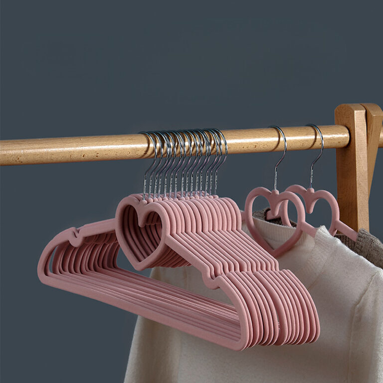 Kit 10 Cabide Adulto Slim De Veludo Rosa Coração