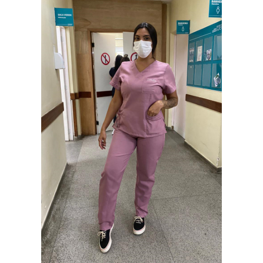 Conjunto Pijama Cirúrgico com Bordado Acinturado 