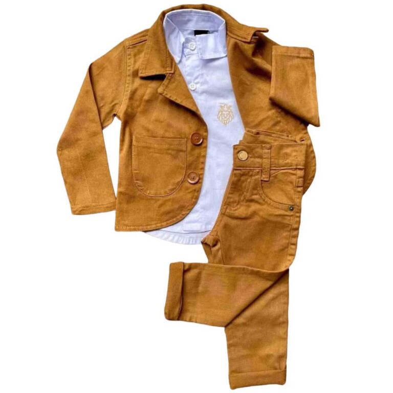 Blazer Caramelo com Camisa Branca e Calça Caramel